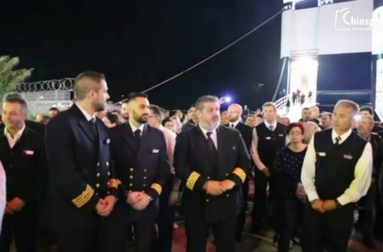 Ο καπετάνιος που συγκίνησε τον κόσμο στον Επιτάφιο της Χίου! Δείτε τι έκανε