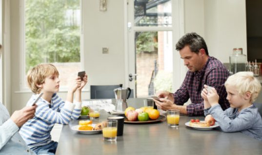 Η χρήση κινητών τηλεφώνων βλάπτει σοβαρά την οικογενειακή ζωή, σύμφωνα με έρευνα