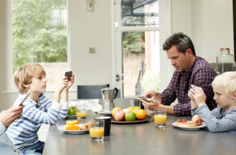 Η χρήση κινητών τηλεφώνων βλάπτει σοβαρά την οικογενειακή ζωή, σύμφωνα με έρευνα