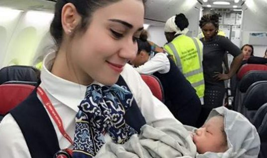 Γέννησε στα 42.000 πόδια -Αεροσυνοδοί και επιβάτες τη βοήθησαν (εικόνες)