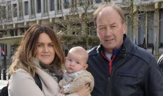 «Κρατήθηκε» ως τρομοκράτης… ένα μωρό στην αμερικανική πρεσβεία του Λονδίνου!