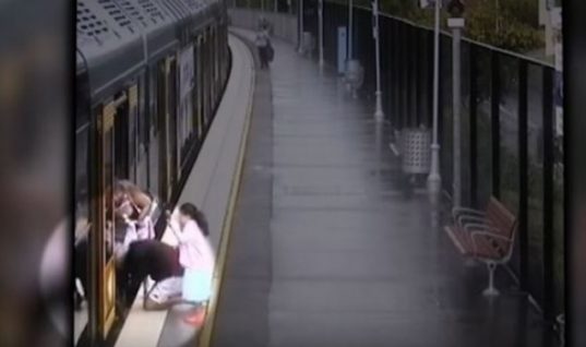 Σοκ! Αγοράκι πέφτει στο κενό του τρένου ενώ ετοιμάζεται για επιβίβαση (vid)