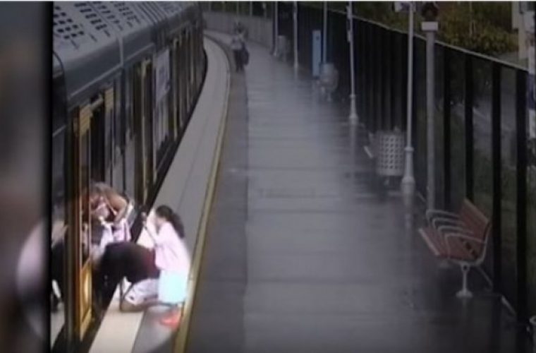 Σοκ! Αγοράκι πέφτει στο κενό του τρένου ενώ ετοιμάζεται για επιβίβαση (vid)