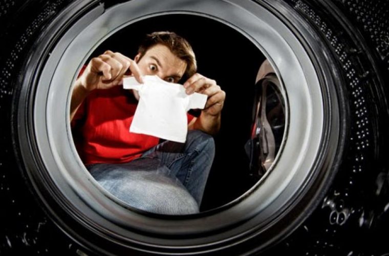 Ο εύκολος τρόπος για να επαναφέρετε τα ρούχα που «μπήκαν» στο πλύσιμο (Vid)