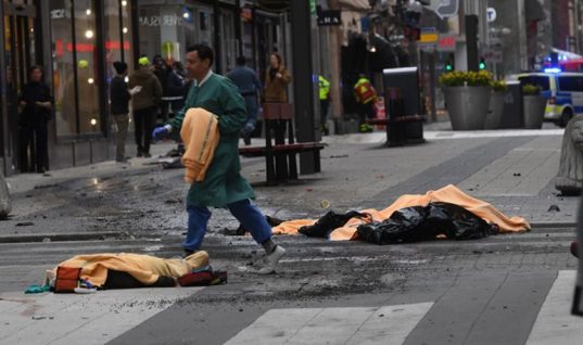 Φορτηγό έπεσε σε πολυκατάστημα στη Στοκχόλμη – Τρεις νεκροί