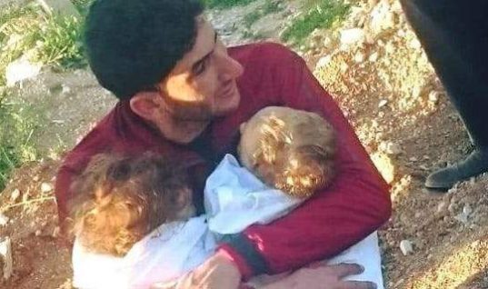 H φωτογραφία που συγκλονίζει: Συντετριμμένος πατέρας αγκαλιάζει τα νεκρά δίδυμά του μετά την επίθεση με χημικά στη Συρία (εικόνες)