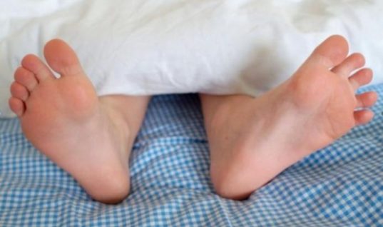 Δυσκολεύεστε να κοιμηθείτε; Κάντε αυτό το κόλπο με τα πόδια (Vid)