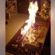 Ιερέας έβαλε… φωτιά στην Αγία Τράπεζα για το Δεύτε Λάβετε Φως (vid)