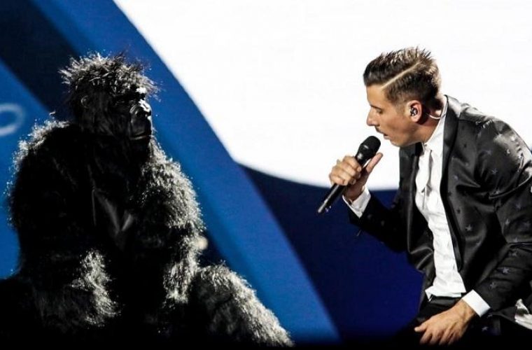 Eurovision: Ο Ιταλός ανέβηκε στη σκηνή με τον… χορευταρά πίθηκό του! (vid)
