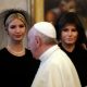 Γιατί Μελάνια και Ιβάνκα πήγαν στο Βατικανό με μαύρα δαντελένια μαντίλια στο κεφάλι, σαν χήρες (εικόνες)
