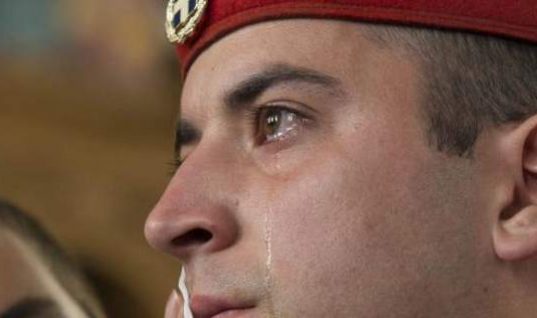 Viral: Τα δάκρυα του Εύζωνα που κάνουν τον γύρο του διαδικτύου (εικόνα)