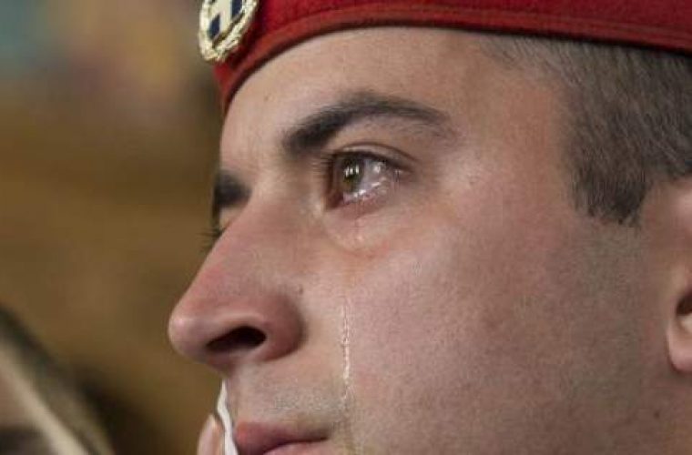 Viral: Τα δάκρυα του Εύζωνα που κάνουν τον γύρο του διαδικτύου (εικόνα)