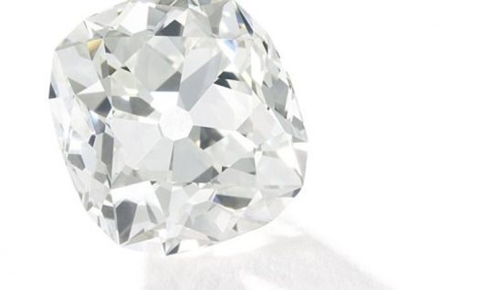 Αγόρασε «ψεύτικο» διαμαντένιο δαχτυλίδι για δέκα λίρες και τελικά κοστίζει 350.000!