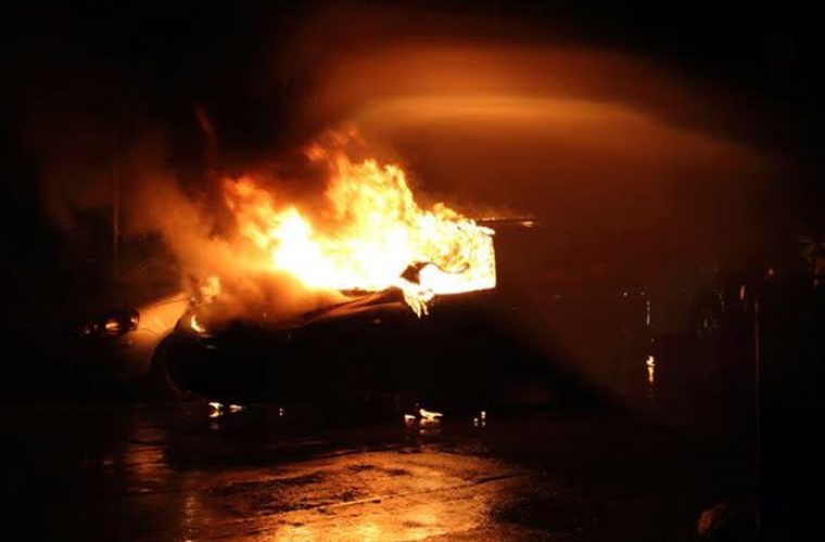 Θρίλερ σε Κερατσίνι-Βουλιαγμένη με δύο νεκρούς σε καμένα αυτοκίνητα-Αδελφός αστυνομικού το ένα από τα δύο θύματα