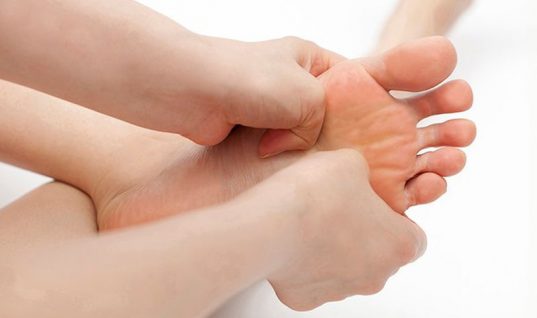 Κράμπες στα δάχτυλα των ποδιών: Αιτίες και πώς θα ανακουφιστείτε