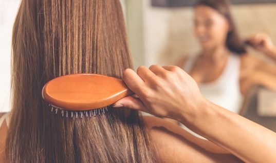 8 λόγοι για τους οποίους δεν είχες φανταστεί ότι πέφτουν τα μαλλιά σου