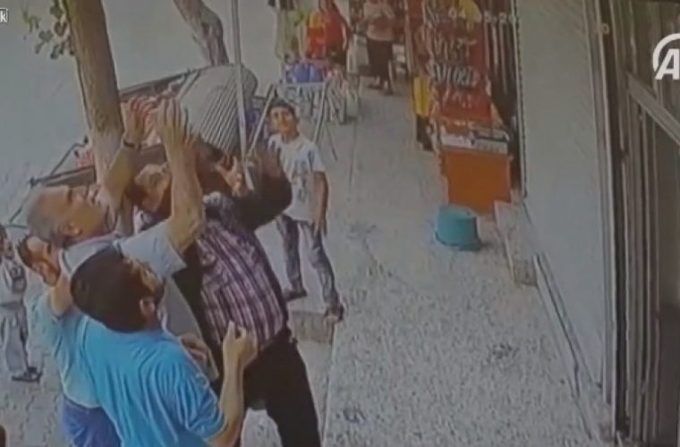 Περαστικοί πιάνουν στον αέρα δίχρονο κοριτσάκι που έπεσε από μπαλκόνι! Δείτε το απίστευτο βίντεο
