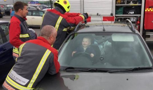 Πέντε πυροσβέστες παλεύουν να σώσουν έναν μπόμπιρα: Απίστευτη η αντίδρασή του!