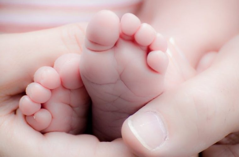 Ροδίτισσα μάνα προσφέρθηκε να θηλάζει το μωράκι που βρέθηκε στο χαρτόκουτο