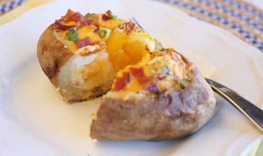 Συνταγή για πατάτες στο φούρνο γεμιστές με αυγά!