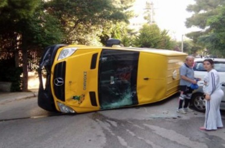 Ανετράπη σχολικό λεωφορείο στα Βριλήσσια 