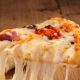 Να πώς να ξαναζεστάνετε σωστά την πίτσα (και δεν γίνεται ούτε στον φούρνο, ούτε στα μικροκύματα)