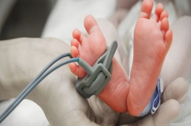 Τραυματιοφορέας έσωσε τη ζωή νεογέννητου
