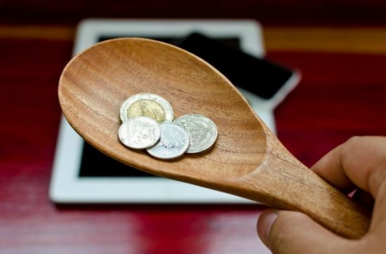 Πώς να σταματήσετε να ξοδεύετε χρήματα: 4 «κόλπα» που μπορούν να σας βοηθήσουν!