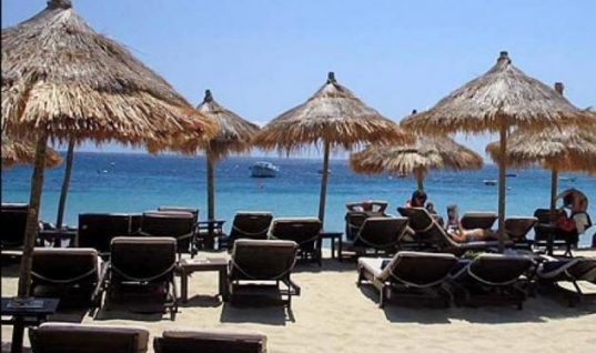 Ξαπλώστρες-κλουβιά: Η πρώτη παραλία με πλέξιγκλας στη Σαντορίνη (εικόνα)