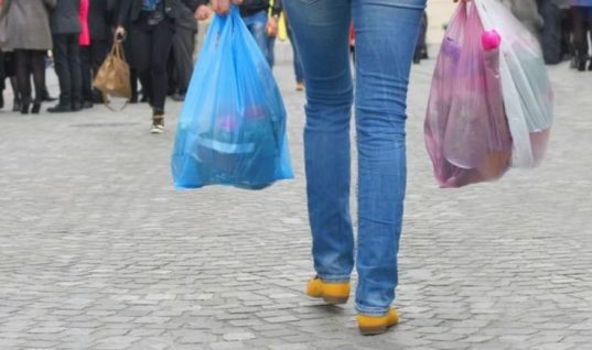 Τέλος με νόμο η δωρεάν πλαστική σακούλα! Θα την πληρώνουν οι καταναλωτές