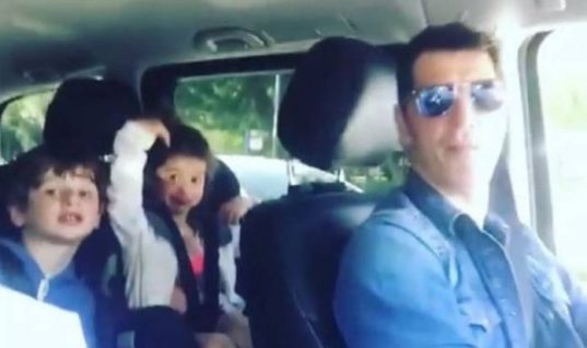Ο Σάκης τραγουδάει με τα παιδιά του και «ρίχνει» το instagram (vid)