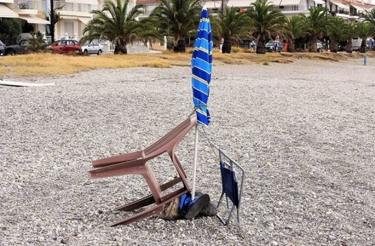 Ελληνική πατέντα: «Καβατζώνουν» θέση στην παραλία με… αλυσίδες!