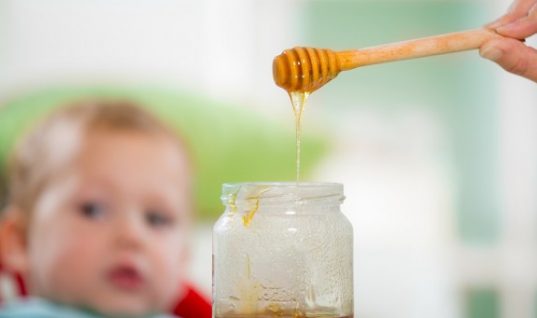Τελικά από ποια ηλικία επιτρέπεται να δώσεις μέλι στο παιδί;