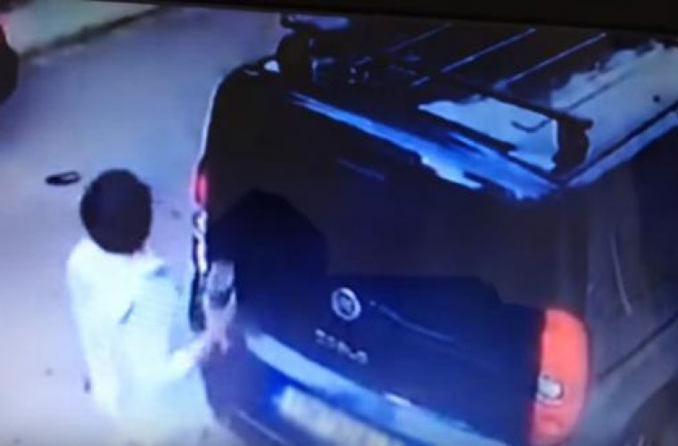 Βουλιαγμένη: «Επώνυμος» νεαρός κατέστρεψε με ρόπαλο το βανάκι που εμπόδιζε το SUV του!