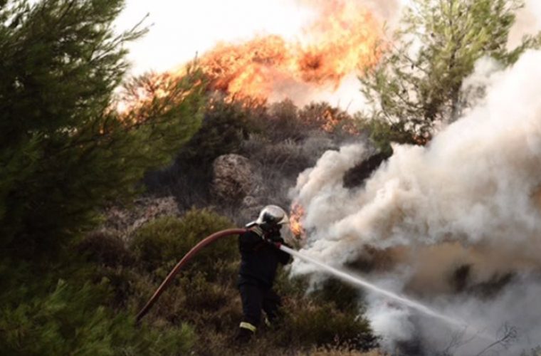 Καίγονται σπίτια στον Κάλαμο – Τραυματίστηκε ο στρατηγός Γιόβας της Πυροσβεστικής