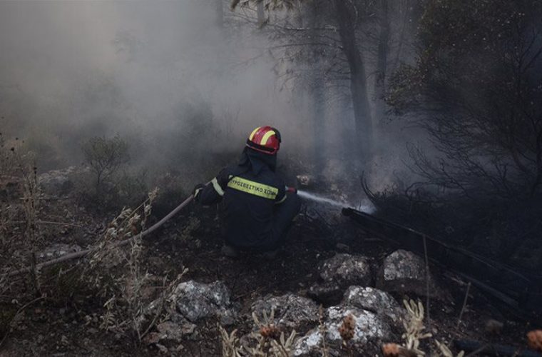 Πυροσβεστική για Καπανδρίτι: Η φωτιά δεν ελέγχεται