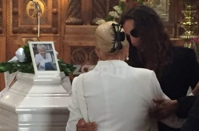Κηδεία Ζωής Λάσκαρη: Λύγισε η Νόνικα Γαληνέα μπροστά στο φέρετρο! (εικόνες)
