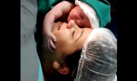 Viral: Η συγκινητική στιγμή που το νεογέννητο αγκαλιάζει τη μαμά του