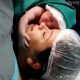 Viral: Η συγκινητική στιγμή που το νεογέννητο αγκαλιάζει τη μαμά του