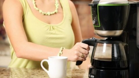 Ο πιο εύκολος τρόπος για να απομακρύνεις τα άλατα και τα μικρόβια από την καφετιέρα!