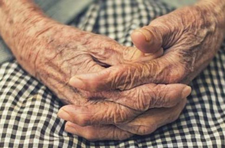 Ηράκλειο: Κακοποιούσε ηλικιωμένη με Αλτσχάιμερ -Την «έπιασαν» οι κάμερες