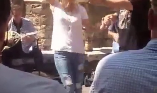 Απίστευτες εικόνες στο κέντρο της Αθήνας! Η Ελένη Μενεγάκη χορεύει τσιφτετέλι στην Ερμού