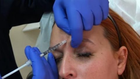 Η Σίσσυ Χρηστίδου κάνει botox μπροστά στην κάμερα! (video)