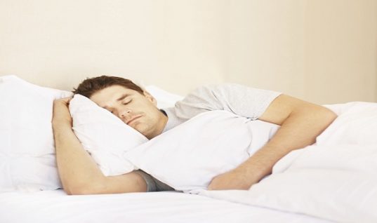 Έμφραγμα -εγκεφαλικό: Υπερδιπλασιάζει το κίνδυνο ο τρόπος που κοιμάστε- Τι να προσέχετε
