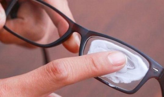 Έτσι θα «διώξεις» τις γρατζουνιές από τους φακούς των γυαλιών σου!