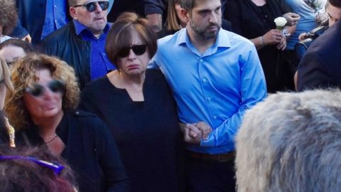 Συντετριμμένη η Χαρούλα Αλεξίου στην κηδεία του αδελφού της