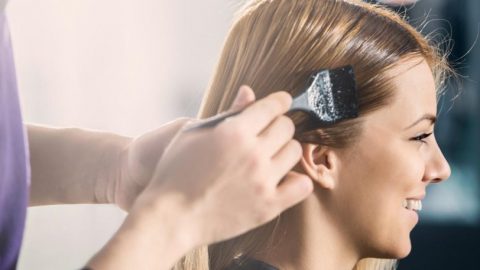 Έρευνα: Η συχνή βαφή των μαλλιών συνδέεται με αύξηση του κινδύνου εμφάνισης καρκίνου του μαστού