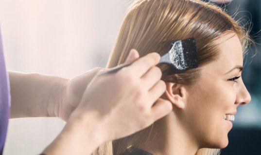Έρευνα: Η συχνή βαφή των μαλλιών συνδέεται με αύξηση του κινδύνου εμφάνισης καρκίνου του μαστού