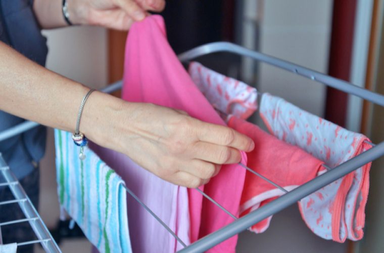 Γιατί πρέπει να ΜΗΝ στεγνώνετε τα ρούχα μέσα στο σπίτι – Κίνδυνος υγείας!
