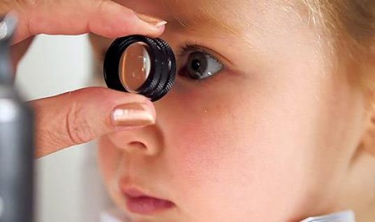 7 σημάδια που δείχνουν ότι πρέπει να πάτε το παιδί στον οφθαλμίατρο